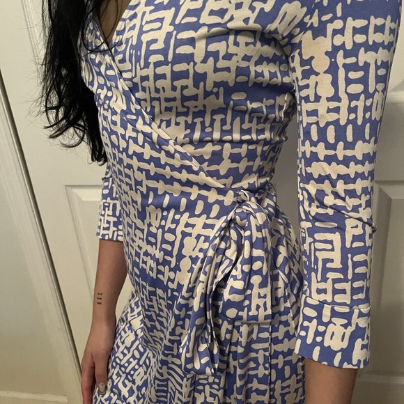 Diane Von Furstenberg "Julian" True Wrap Dress Blue White Print Size 2 - Picture 5 of 5